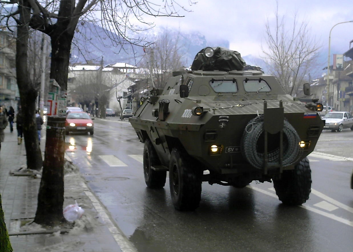 ΕΚΤΑΚΤΟ!  Έντονη κινητικότητα της KFOR στο Κόσοβο – Δεκάδες στρατιωτικά οχήματα στους δρόμους – Η Πρίστινα παραγγέλνει όπλα για να αντιμετωπίσει την Σερβία